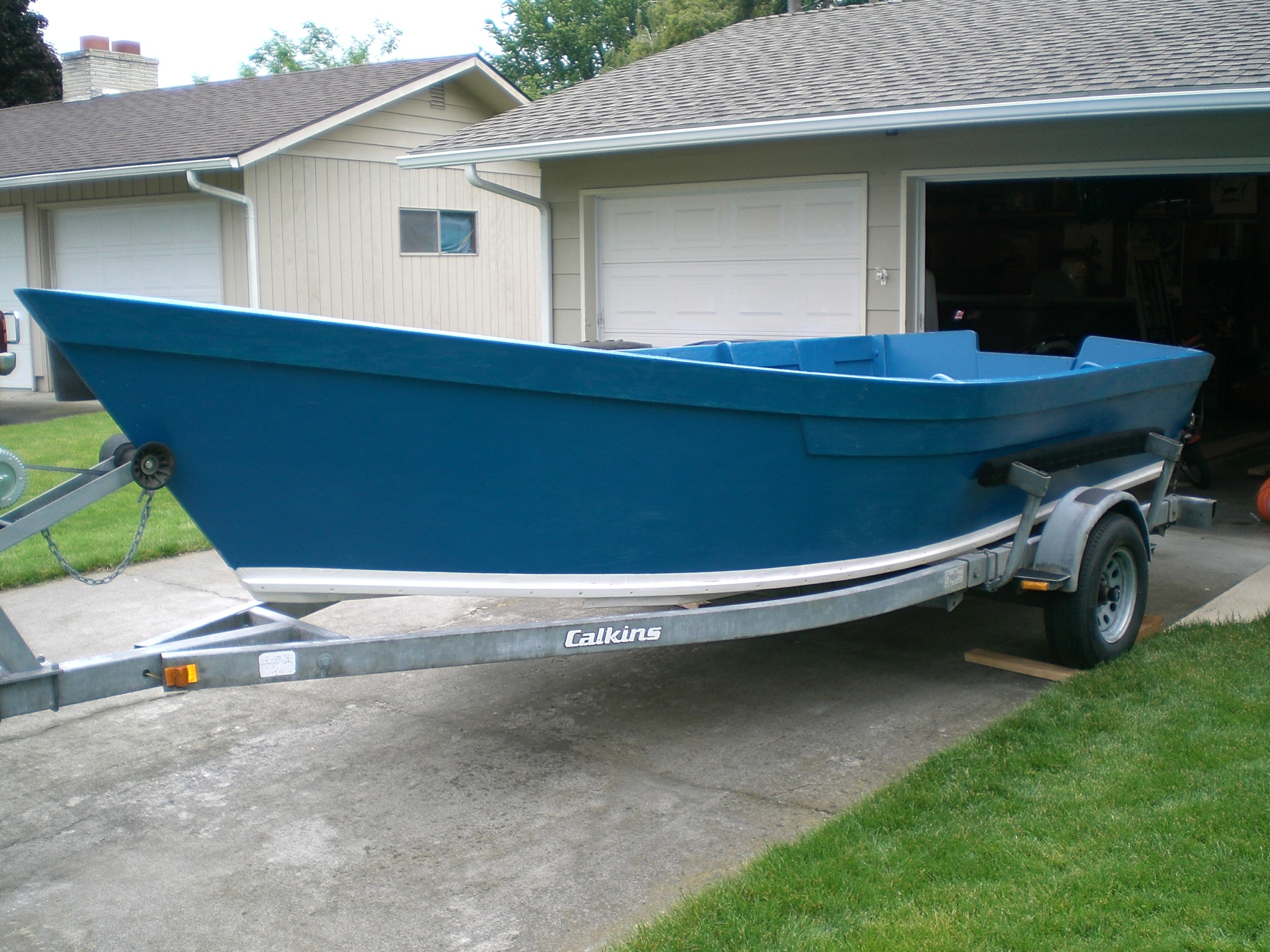 A customer-built Lady Bug skiff underway